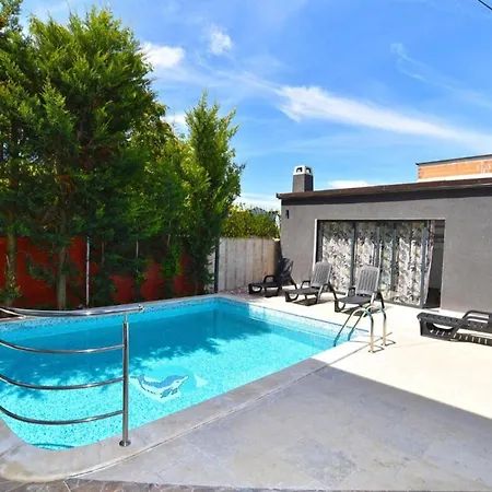 Welcoming With Shared Pool *