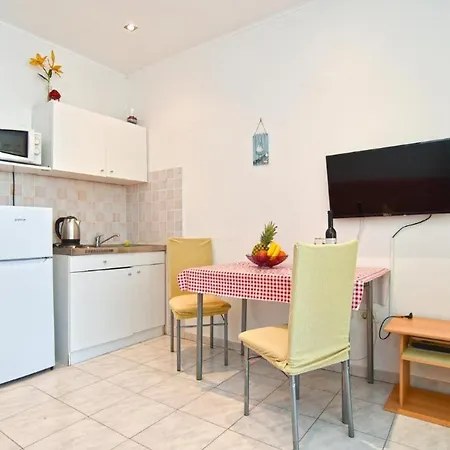 Welcoming With Shared Pool Apartman Valbandon