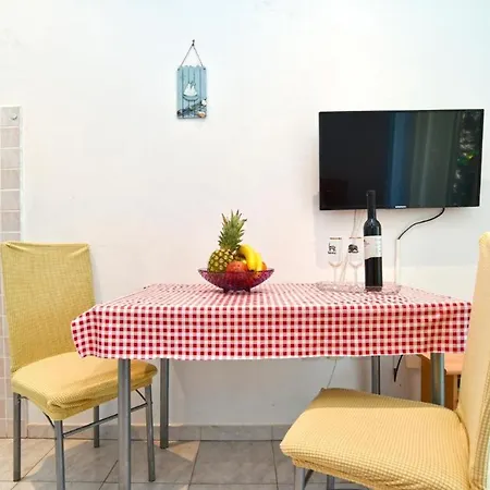 Welcoming With Shared Pool Apartment Valbandon
