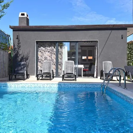 Welcoming With Shared Pool Apartman