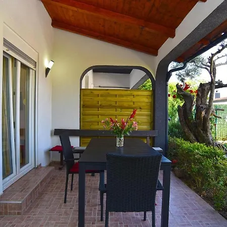 Welcoming With Shared Pool Apartment Valbandon
