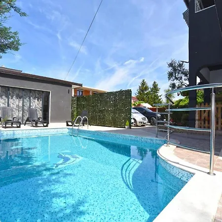 Welcoming With Shared Pool Apartman