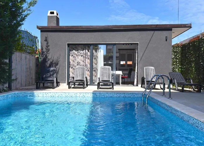 Welcoming With Shared Pool Διαμέρισμα