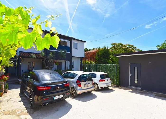 Welcoming With Shared Pool Valbandon