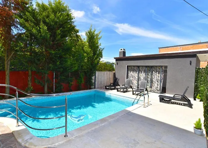 Welcoming With Shared Pool *